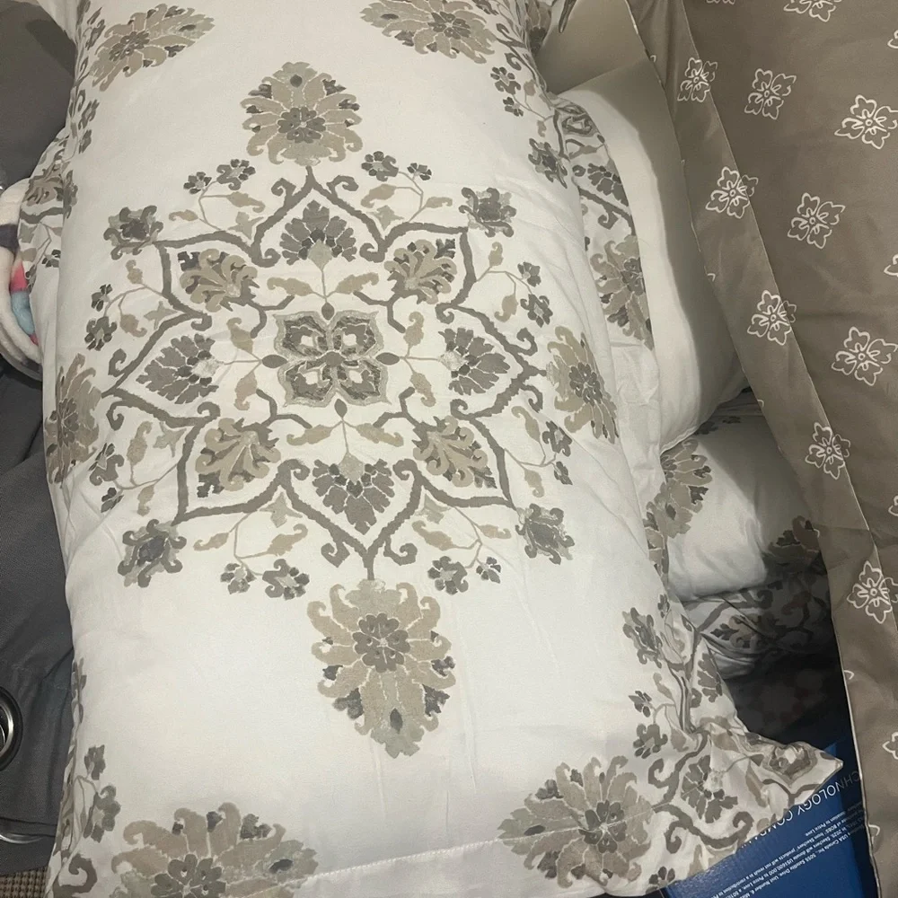 King Floral Medallion Comforter - Neutral Taupe & Gray on Cream